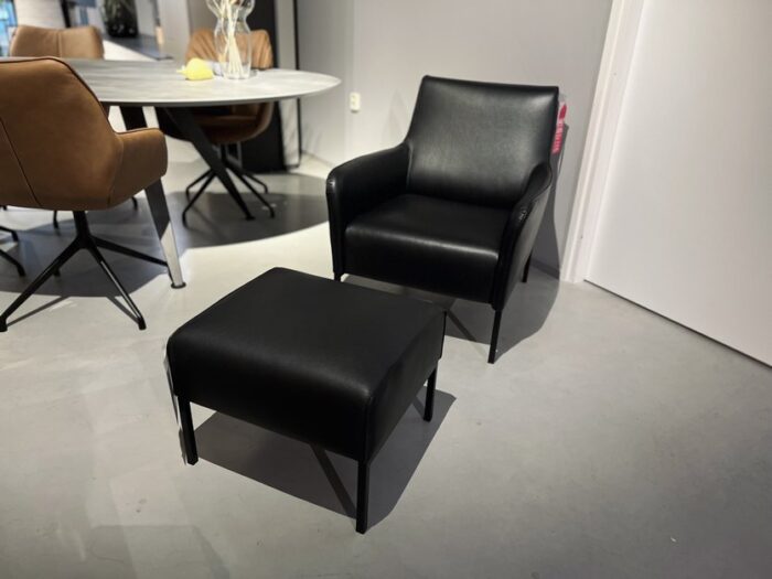 Linteloo Giulia fauteuil en hocker zwart leer sale - Mobiel Interieur