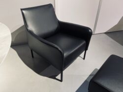 Linteloo Giulia fauteuil en hocker zwart leer sale - Mobiel Interieur