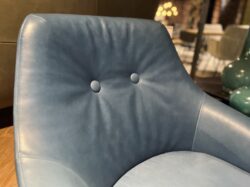 Montis Puk Low fauteuil blauw leer sale - Mobiel Interieur